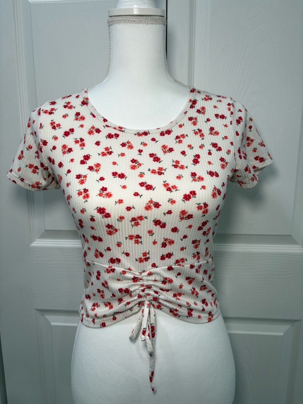 Ribbed Floral Drawstring Crop Tee - White with Red Floral